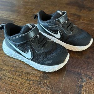 Toddler Nike Revolution size 7C
